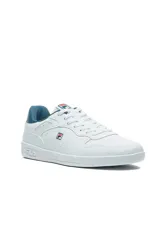 Championes deportivos Fila Revenge, color blanco con detalles en azul marino y rojo, de estilo urbano y clásico.
