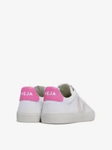 Zapatillas Veja Campo blancas con logo en rosa pastel y talón en rosa chicle.