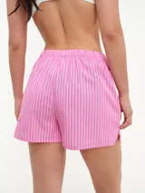 Short de popelina de algodón con estampado de rayas verticales celestes y blancas, cintura elastizada y bolsillos laterales.