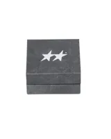 Anillo de plata de ley 925 con acabado orgánico y textura cruda. La parte superior ovalada presenta dos estrellas grabadas en negro.