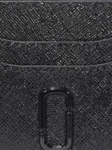 Tarjetero Marc Jacobs de cuero texturizado color negro, con ranuras para tarjetas y logo metálico frontal a tono.