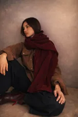 Pashmina rectangular de tejido de punto suave, liviana y con caída fluida.