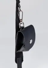 Cartera bandolera negra de cuero sintético con tres compartimentos con cierre, correa ajustable y mini estuche colgante.