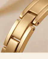Pulsera de eslabones rectangulares planos con baño de oro, diseño minimalista y cierre integrado.