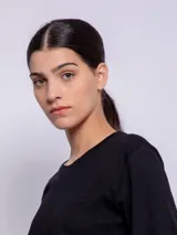 Remera básica de algodón negro, con cuello redondo y mangas cortas holgadas.