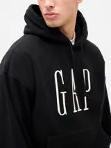 Canguro de polar color marfil con capucha ajustable mediante cordones, bolsillo frontal tipo canguro y logo de la marca bordado en relieve en el pecho.
