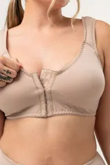 Top color piel con breteles anchos acolchados, copas moldeadas y cierre frontal con broches.