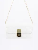 Cartera bandolera rectangular color blanco, con diseño acolchado con pespuntes formando triángulos. Tiene solapa con cierre metálico dorado y correa de cadena dorada.