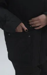 Campera oversize de microfibra opaca con diseño matelaseado de rombos. Presenta cuello de corderoy a tono, cierre frontal metálico y dos amplios bolsillos delanteros con solapa y broche snap. Interior forrado y relleno con guata térmica.