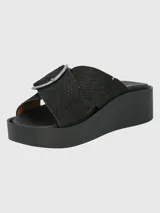 Sandalias plataforma Hush Puppies modelo Gise de cuero color negro, con diseño de tiras cruzadas texturizadas y detalle de hebilla circular metálica plateada.