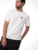 Remera de manga corta y cuello redondo, color beige, con gráfico estampado en el lado izquierdo del pecho y en la espalda. Presenta etiqueta con logo en el dobladillo.