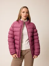 Campera acolchada de corte recto y cuello alto, con cierre frontal completo y bolsillos laterales. Diseño ligero y funcional, ideal para media estación.