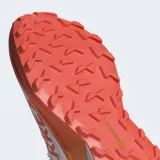 Championes de trail running Adidas Terrex Agravic 3, color blanco con detalles en naranja vibrante. Presentan un exterior de malla transpirable, mediasuela Lightstrike y suela de caucho Continental™ Rubber.