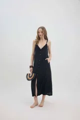 Vestido midi lencero marrón de lino, con escote en V pronunciado con aplique de encaje en contraste, breteles regulables y botonadura frontal decorativa.