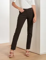 Pantalón recto color verde oliva, marca Zac & Rachel, modelo slim. Tiene pretina con pasadores, botón y cierre. Incluye tres bolsillos delanteros y dos bolsillos ojal en la parte trasera.