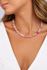 Collar corto de cuentas de cristales y piedras en tonos rosados y transparentes.