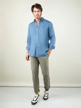 Camisa lisa de hombre color azul, confeccionada en algodón con acabado vintage, cuello buttondown, manga larga y logo bordado en el pecho.