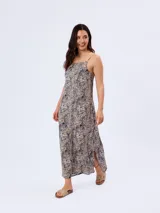 Vestido largo de viscosa con estampado abstracto en tonos azul y beige, escote cuadrado y tirantes finos. Presenta un corte recto y holgado con una abertura lateral en el dobladillo.
