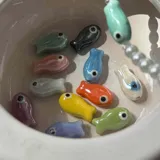 Collar de perlas de vidrio con dije de pez de cerámica esmaltada color turquesa.