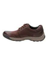 Zapato casual Hush Puppies modelo Duran, confeccionado en cuero marrón con acabado desgastado en la puntera. Presenta cordones al tono, cuello acolchado y suela de goma bicolor con diseño dentado.
