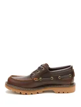 Zapato tipo náutico Caterpillar, confeccionado en cuero marrón con costuras reforzadas, cordones al tono y suela de goma dentada en color tostado.