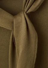 Jersey de punto fino color verde militar, con cuello alto y detalle de nudo integrado en el cuello, de manga larga y diseño recto.
