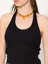 Top color verde lima de tejido de punto acanalado, con cuello halter y espalda descubierta.