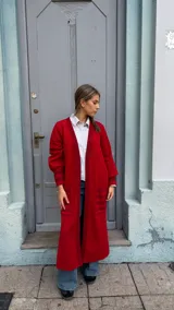 Sacon de lana merino color rojo, con diseño de tejido de punto con texturas variadas y paneles de diferentes tramas en la espalda.