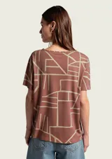 Blusa azul marino de manga corta con estampado de finas rayas verticales blancas, escote redondo y corte holgado.