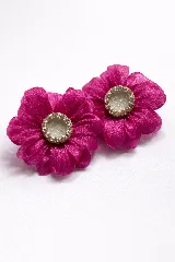 Par de caravanas con diseño de flor de tela color fucsia y centro de resina con strass.