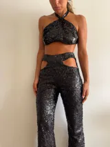 Top negro con lentejuelas, corte halter y espalda descubierta.