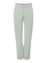 Pantalón recto color marrón, de tiro medio con trabillas para cinturón y cierre frontal con cremallera y gancho.