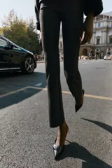 Leggings de tiro alto con corte acampanado, confeccionados en tejido negro con detalle de abalorios brillantes distribuidos por toda la prenda.