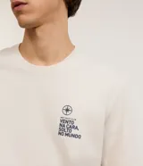 Remera de algodón color crema, de corte recto, con cuello redondo y mangas cortas. Estampa en el pecho con lettering "vento na cara, solto no mundo".