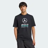 Remera de algodón color negro con cuello redondo y mangas cortas. Presenta un estampado frontal con el logo de Mercedes-Benz, el emblema de AMG Petronas Formula 1 Team y detalles en color turquesa.