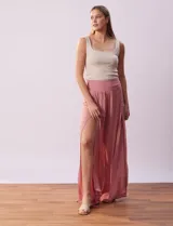 Pantalón palazzo color rosa, de gasa bambula, con pretina ancha elastizada en la espalda y tajos frontales.