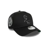 Gorra New Era modelo 9Forty de los Chicago White Sox, color negro, con diseño curvo clásico, logotipo del equipo bordado en el frente y parche conmemorativo lateral.