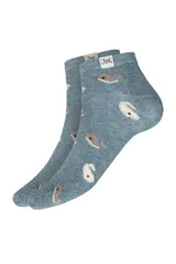 Medias cortas de color celeste melange, con diseño estampado de pequeñas ballenas y lunares.