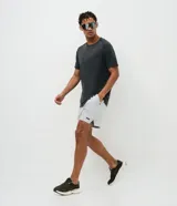 Remera deportiva de manga corta marca Get Over, confeccionada en poliamida con tecnología seamless de tejido texturizado. Presenta cuello redondo y diseño de corte regular con mangas raglán.