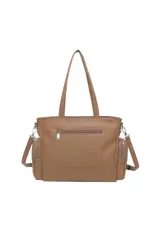 Cartera de cuero sintético beige, marca Trendy, con múltiples bolsillos externos con cierre y doble asa de hombro.