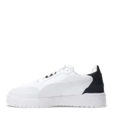 Championes urbanos Puma modelo Shuffle Downtown, color negro con detalles en dorado. Presentan una capellada de cuero sintético con perforaciones en la puntera, cierre de cordones y suela de goma vulcanizada.