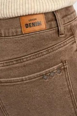 Pantalón de jean estilo flare con efecto lavado, tiro alto y corte al cuerpo que se ensancha en la parte inferior. Posee bolsillos delanteros y traseros, con terminación deshilachada en el bajo.
