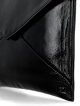Sobre de fiesta negro de cuero charol con diseño estilo sobre de carta, cierre con broche magnético y correa de mano removible.