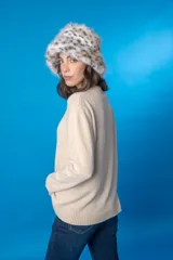 Sweater color beige de tejido de punto con cuello redondo y mangas largas.