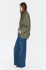 Blazer de Zara confeccionado en hilatura con lana, con diseño de espiga en tonos marrones. Presenta cuello solapa, manga larga con botones, bolsillo de vivo en el pecho y bolsillos delanteros con solapa. Cierre frontal con botones y forro interior negro.