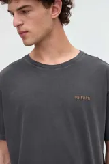 Remera de manga corta color gris oscuro con efecto lavado, corte holgado y gran estampado en la espalda con la inscripción "Eat Pasta".