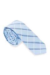 Corbatín de 5cm de ancho, color celeste con estampado de cuadros en azul marino y blanco.