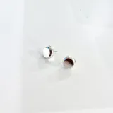 Par de aros tipo botón de plata 925 con baño de oro 18k.