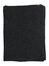 Bufanda de tejido de punto en color gris oscuro, con textura suave y etiqueta pequeña de cuero sintético en uno de los extremos.