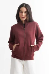 Campera verde militar de felpa liviana, con cuello alto, cierre frontal y bolsillos laterales.